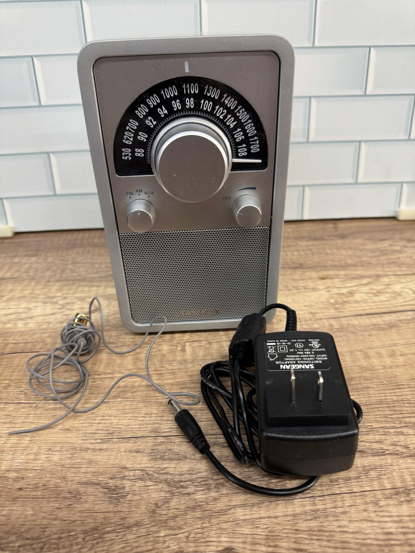 Radio Sangean con parte superior de madera