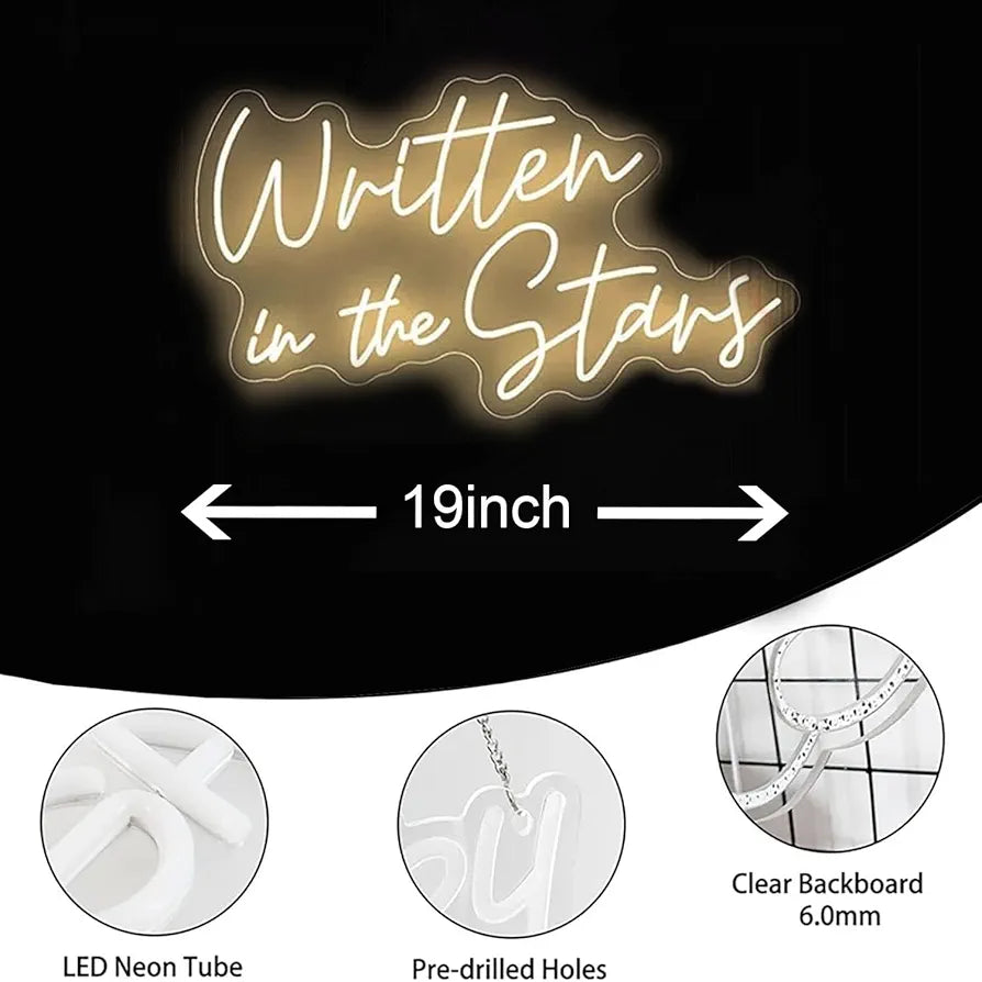 Letrero de neón con texto en inglés <<Written In The Stars» ...
