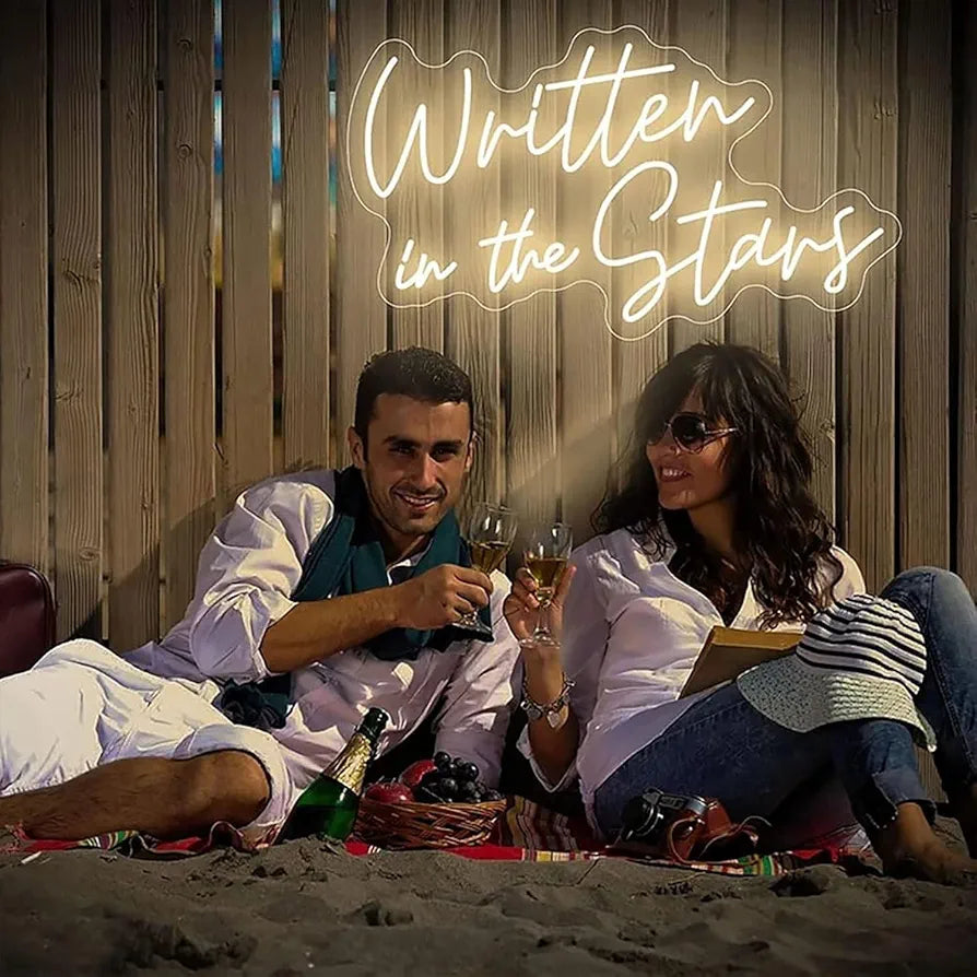 Letrero de neón con texto en inglés <<Written In The Stars» ...