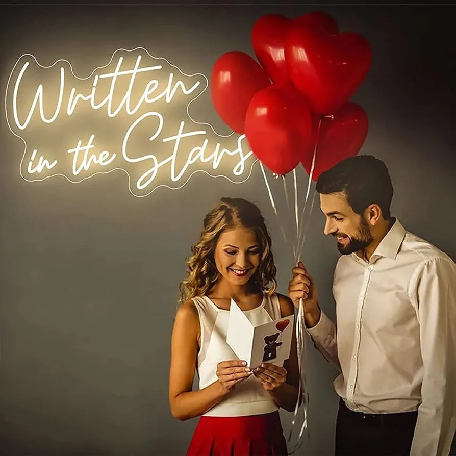 Letrero de neón con texto en inglés <<Written In The Stars» ...