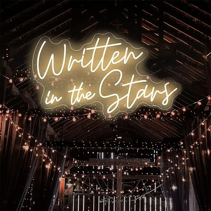 Letrero de neón con texto en inglés <<Written In The Stars» ...