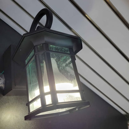 Lámpara de pared para exteriores con salida de corriente...