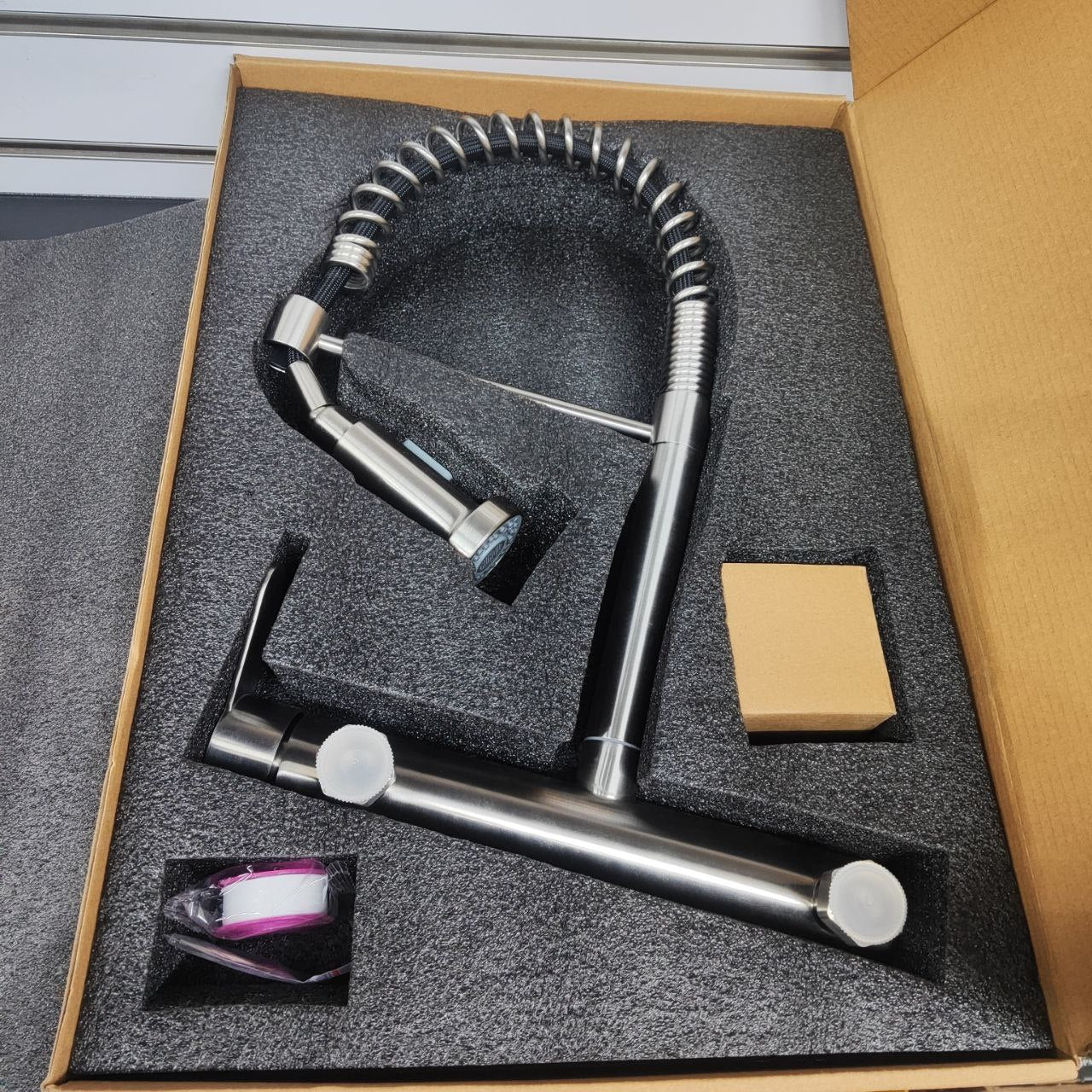 Grifo de pared de 8 pulgadas de centro, con rociador extraíble...